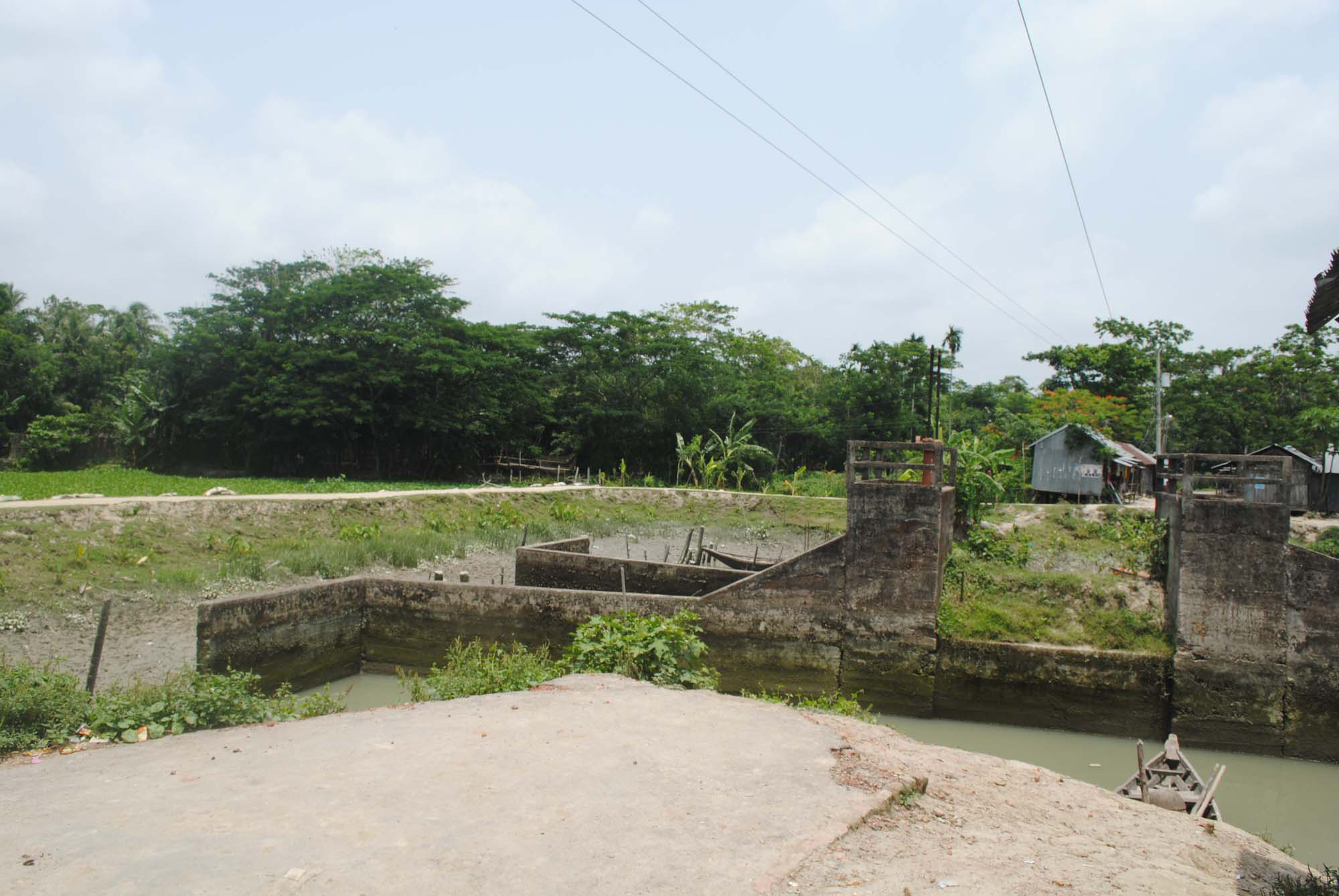বামনায় স্লুইজ গেট এখন কৃষকের অভিশাপ