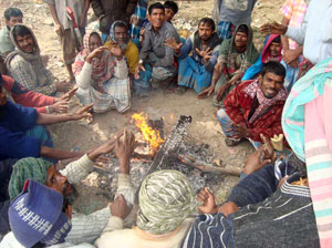 হাড় কাপানো শীতে কাঁপছে বামনার মানুষ