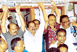 ‘বিভেদ ভুলে কামালের আনারস মার্কায় ভোট দিন’ – চাঁন