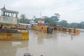 বামনায় দুটি ফেরী দুই বছর ধরে নিমজ্জিত