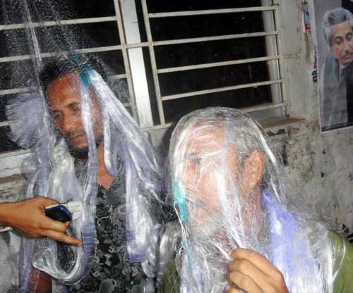 কারেন্ট জাল মাথায় পেচিয়ে বিক্রেতার শাস্তি