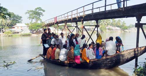 ‘তুফানে দোললে মাকে জড়াইয়া কাঁদি’