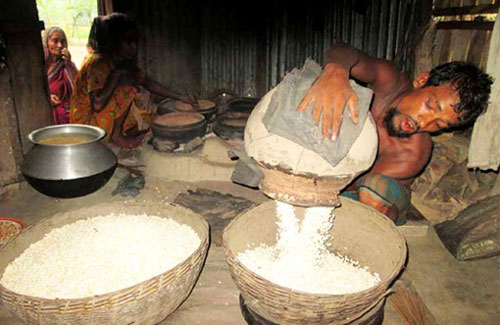 রমজান এলেই কদর বাড়ে বরিশালের মোটা মুড়ির (ভিডিও)