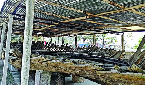 কুয়াকাটার ২০০ বছরের পুরনো নৌকাটি ক্ষয়ে যাচ্ছে কুয়াকাটার ২০০ বছরের পুরনো নৌকাটি ক্ষয়ে যাচ্ছে