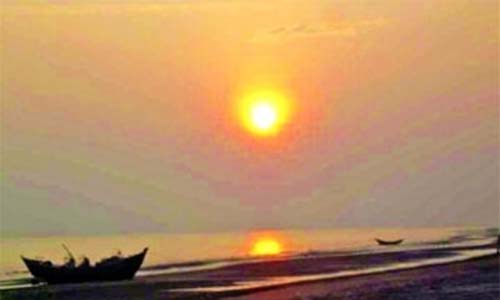 সূর্যোদয় ও সূর্যাস্তের অপরূপ লীলা গঙ্গামতি সৈকতে