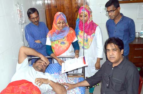 বরিশাল প্রেসক্লাবের সম্পাদককে দেখতে হাসপাতালে পুলিশ কমিশনার