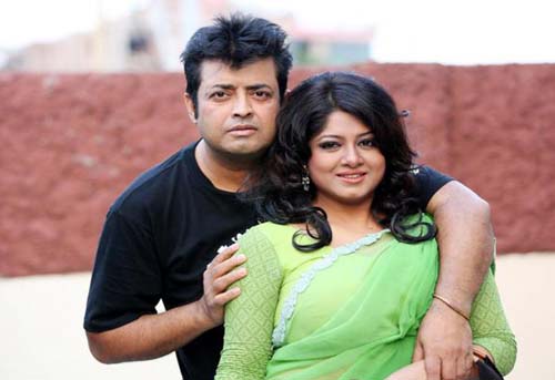 ভোট চাইছেন বরিশালের বধূ মৌসুমী