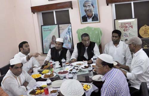 সাদিক ও আশিক আবদুল্লাহকে নিয়ে ইফতার করলেন হাসানাত