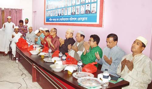 বরিশাল প্রেসক্লাবে ‘স্বজন স্মরণ ও ইফতার মাহফিল’