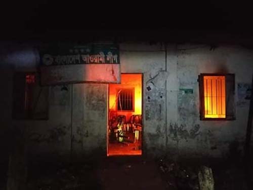 বামনায় প্রার্থীর বাড়িতে হাতবোমা নিক্ষেপ, আ.লীগ অফিসে অগ্নিসংযোগ