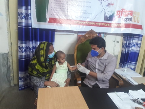 করোনার ঝুঁকিতে মোরেলগঞ্জে চিকিৎসা সেবা দিচ্ছে ডা. কামাল হোসেন মুফতি
