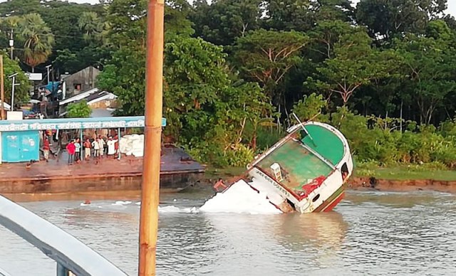 বামনার বিষখালী নদীতে সার বোঝাই ট্রলার ডুবি