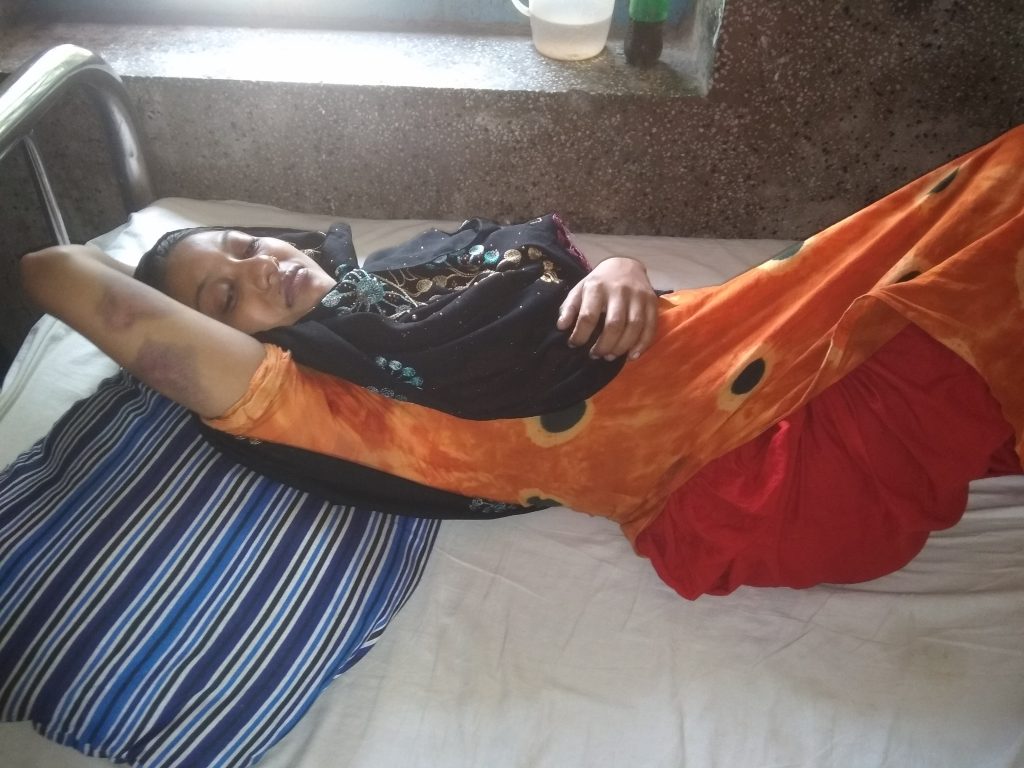 যৌতুকের দাবীতে গৃহবধূকে হাত-পা বেধে নির্যাতন