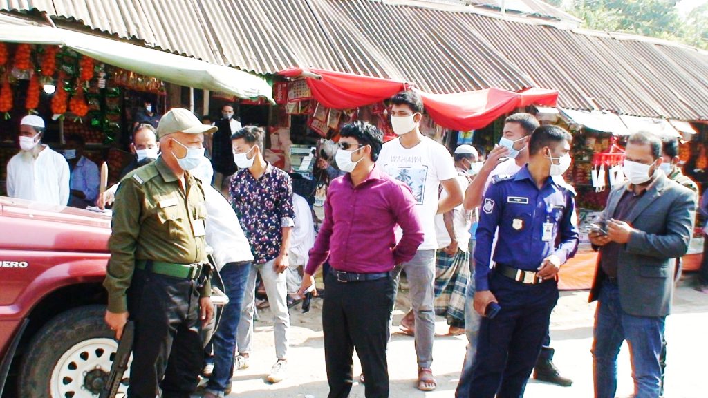 দৌলতখানে মাস্ক না পরায় ৫ জনকে জরিমানা