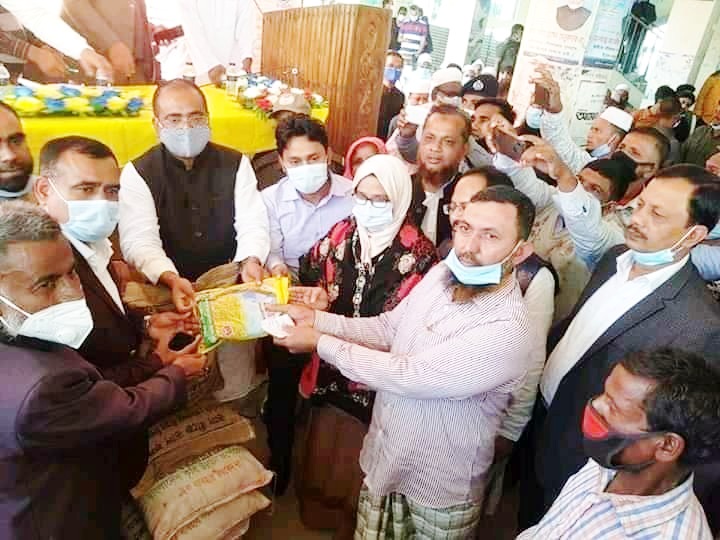 দৌলতখানে  প্রান্তিক চাষীদের মধ্যে বীজ ও সার বিতরণ করলেন এমপি মুকুল