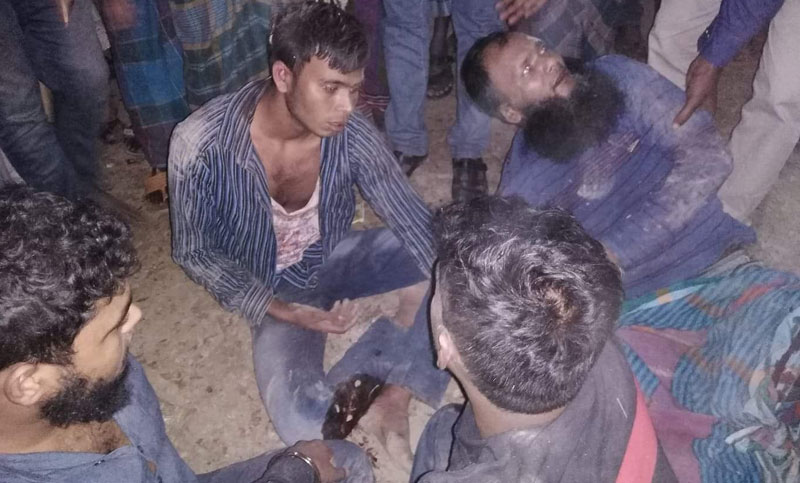 বোমা ফাটিয়ে পালানোর চেষ্টা, ৪ ডাকাতকে ধরে গণপিটুনি