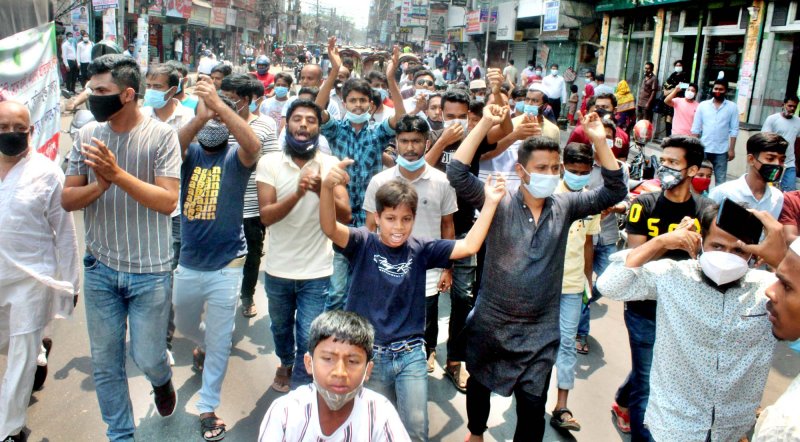 লকডাউন নয় স্বাস্থ্যবিধি মেনে দোকান খুলতে চান ব্যবসায়ীরা, বরিশাল-পটুয়াখালীসহ দেশজুড়ে বিক্ষোভ