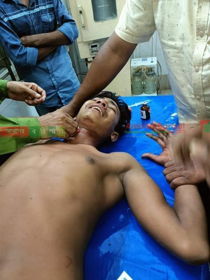 ভোলায় চালকের গলায় ছুরি চালিয়ে রিকশা ছিনতাইয়ের চেষ্টা