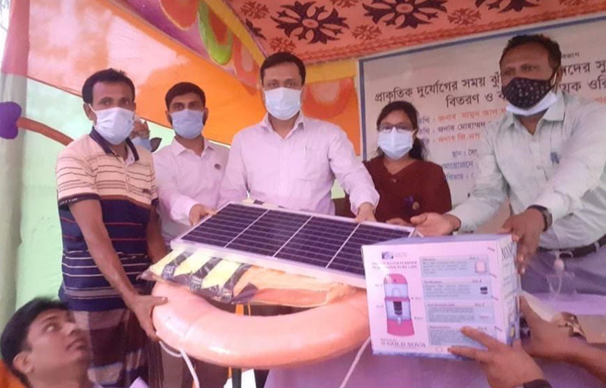 ভোলায় জেলেদের মাঝে সুরক্ষা সামগ্রী বিতরণ