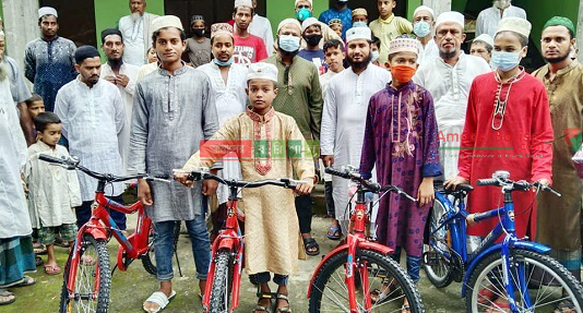 ভান্ডারিয়ায় ৩ মাস জামাতে নামাজ পড়ে নতুন সাইকেল পেলো ৪ শিশু