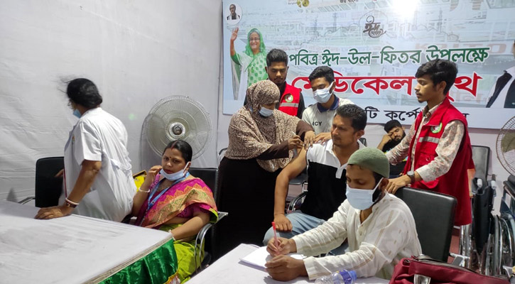 মাঝরাতে নদীবন্দরে মে‌ডিক্যাল বুথ, মিলছে করোনার ভ্যাক‌সিনও