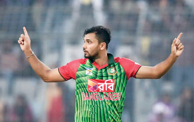 মাঠে ফিরেই চমক দেখালেন মাশরাফী