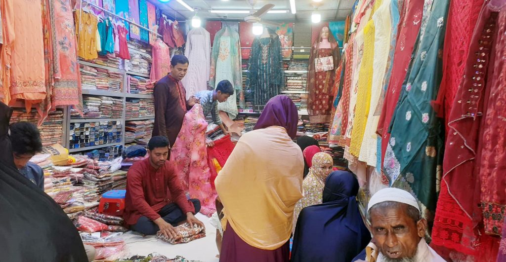 লালমোহনে জমে উঠেছে ঈদের বাজার