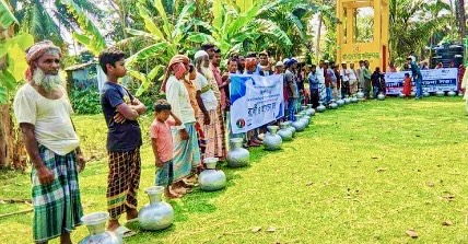 পাথরঘাটায় সুপেয় পানির তীব্র সংকট, মেপে পানি পান করতে হয় বাসিন্দাদের