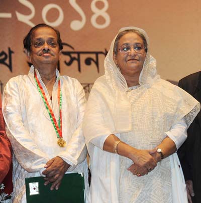 golam-sarwar-with-prime-minister-sheikh-hasina পদক পাওয়ার পর প্রধানমন্ত্রী শেখ হাসিনার সাথে গোলাম সরোয়ার