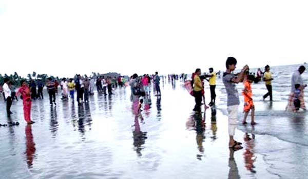 ঈদ আনন্দে মুখর কুয়াকাটা সৈকত
