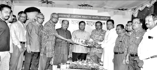 বরিশালে তথ্য সচিব আব্দুল মালেককে সংবর্ধনা