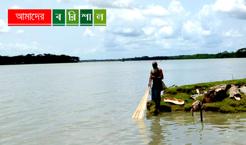 নদীতে জাল ফেলে মাছ ধরা