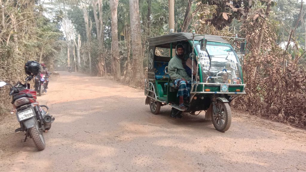 সড়কের বেহাল দশা, মালিকানা দ্বন্দ্বে থমকে আছে পুনর্নির্মাণ কাজ