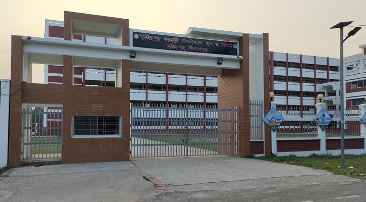 এসএসসি পরীক্ষায় নকল করতে না দেওয়ায় কর্মকর্তাকে ইট নিক্ষেপ!