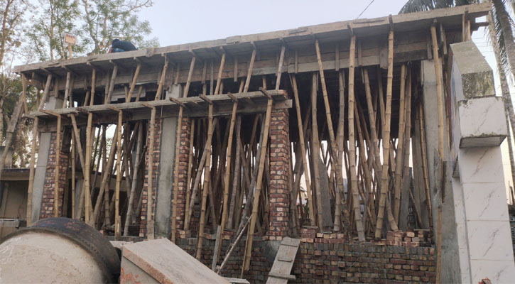 ভবন নির্মাণে “অনিয়মকে” ঠিকাদারকে দেওয়া সুবিধা বললেন প্রকৌশলী!