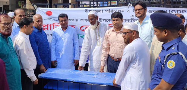 ভান্ডারিয়ায় শিক্ষা উপকরণ, ঢেউটিন ও নগদ অর্থ বিতরণ
