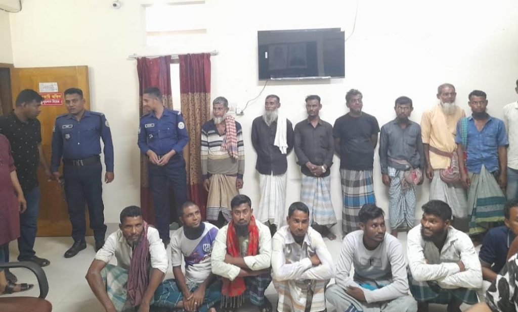 দৌলতখানে মেঘনায় মৎস্য কর্মকর্তাকে অস্ত্র উঁচিয়ে ধাওয়া