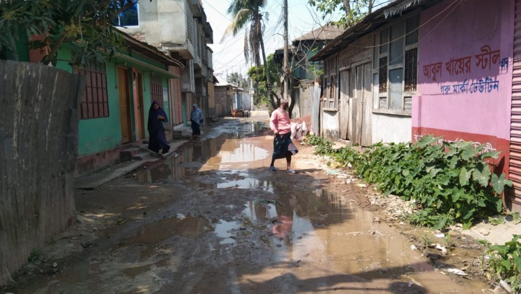 লালমোহনে ভাঙাচোরা সড়কে নাকাল পৌরবাসী