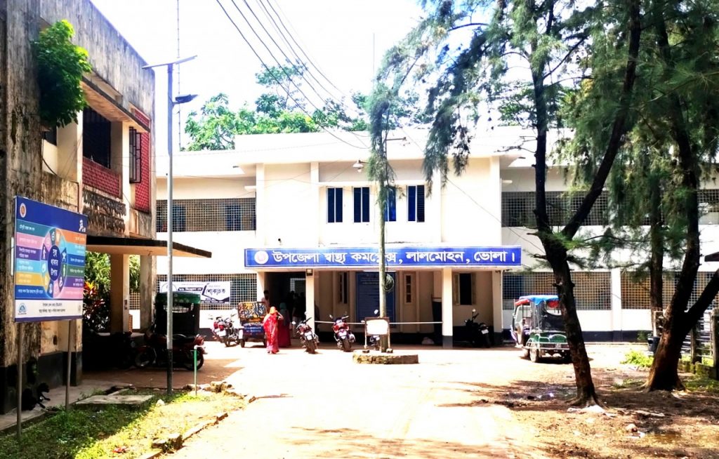 লালমোহনে বহু সংকট নিয়েও চলছে স্বাস্থ্য সেবা