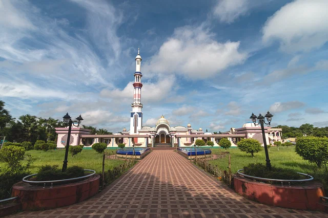 এশিয়ার তৃতীয় সর্বোচ্চ মিনার-সৌন্দর্যে মুগ্ধ ঈদের দর্শনার্থীদের জন্য প্রস্তুত গুটিয়া মসজিদ