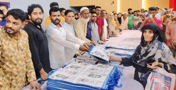 ভান্ডারিয়ায় এমপি মহিউদ্দিন মহারাজের ঈদ উপহার বিতরণ