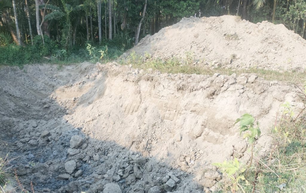 লালমোহনে মন্দিরের জমিতে বসতভিটা নির্মাণের অভিযোগ