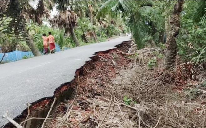 পাথরঘাটায় নবনির্মিত সড়ক হস্তান্তরের আগেই ভেঙে পড়ছে