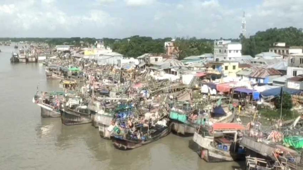 ট্রলারে বরফ তোলা নিয়ে দুই গ্রুপের সংঘর্ষ, আহত ১৬