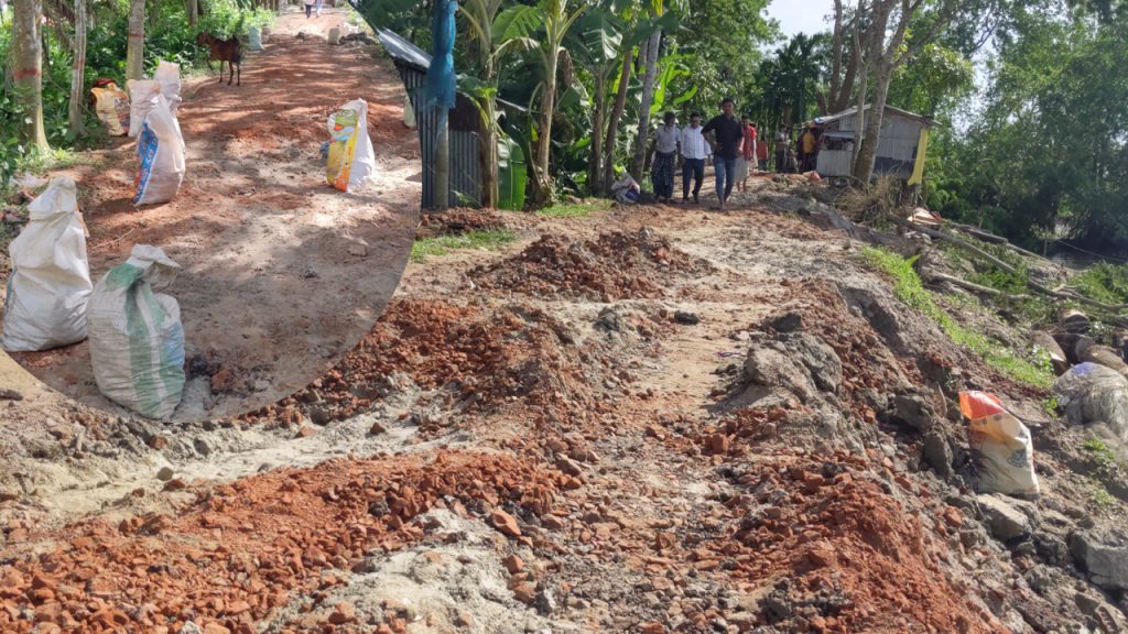 পটুয়াখালীতে পাকা রাস্তা তুলে লুট করে নিয়ে গেল সাধারণ মানুষ
