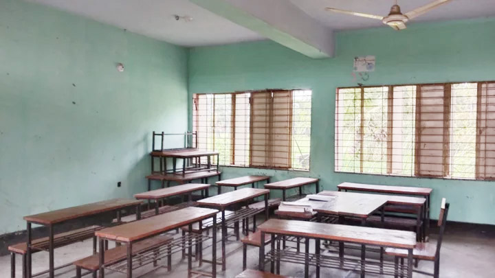 রাজাপুরে স্কুল ভবন ও শিক্ষক থাকলেও নেই শিক্ষার্থী!