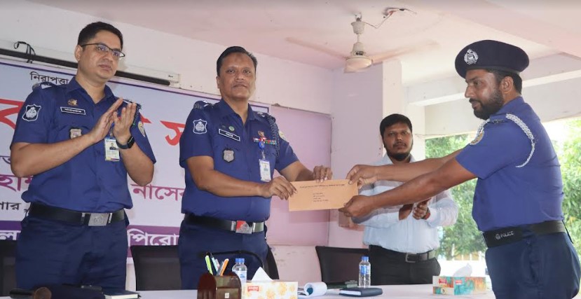 ইন্দুরকানী থানা রক্ষায় বিশেষ অবদানের জন্য পুরস্কৃত হয়েছেন এস আই আব্দুল জলিল