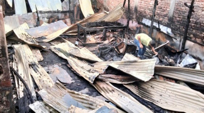 গৌরনদীতে অগ্নিকাণ্ডে তিন দোকান ভস্মীভূত গৌরনদীতে অগ্নিকাণ্ডে তিন দোকান ভস্মীভূত
