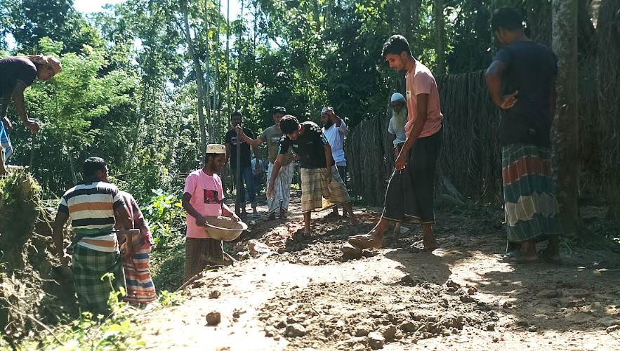 রাজাপুরে স্বেচ্ছাশ্রমে রাস্তা সংস্কার করলো এলাকাবাসী