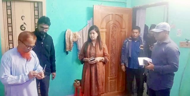 বাবাকে ৮ দিন ধরে তালাবদ্ধ করে রাখলেন মেয়েরা বাবাকে ৮ দিন ধরে তালাবদ্ধ করে রাখলেন মেয়েরা